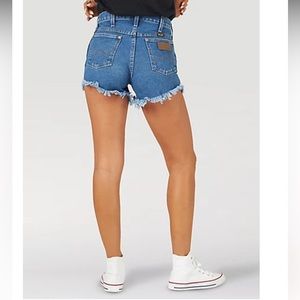 Wrangler Reworked short in dark stone wash. Womens size 26